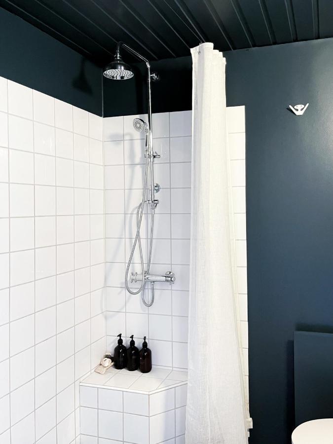 Lovely, Bright Apartment Overlooking Nature Fiskebäckskil エクステリア 写真